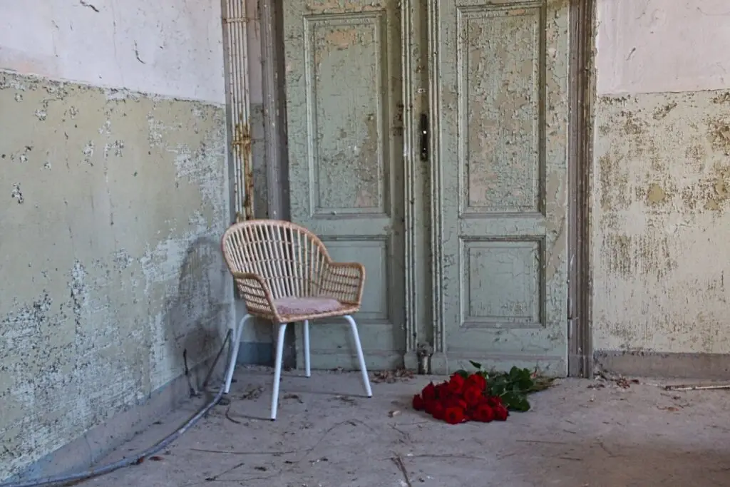 Co-Abhängigkeit-Modern spirituell im Lost Places-Stuhl mit Rosen l