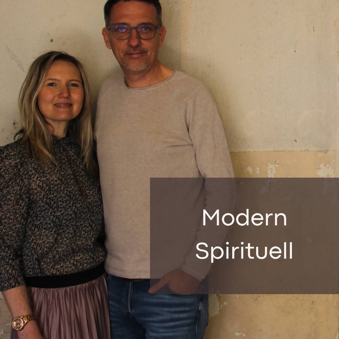 Ganzheitliches Coaching von Modern Spirituell als Schriftzug im Vordergrund dahinter Ulrike und Kay