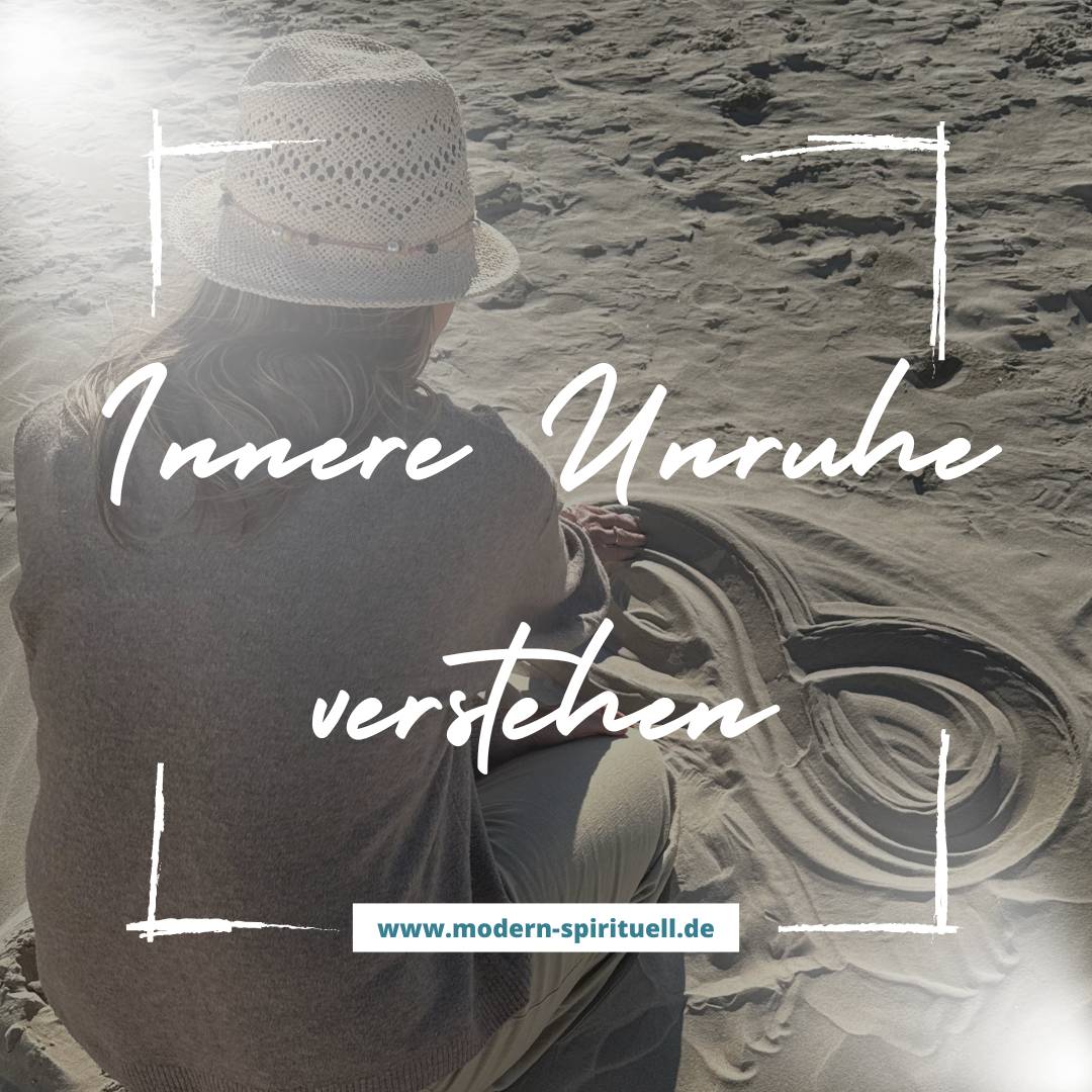 Frau sitzt ruhig im Sand und zeichnet eine Lemniskade als Symbol für innere Unruhe verstehen und wieder zur Ruhe finden