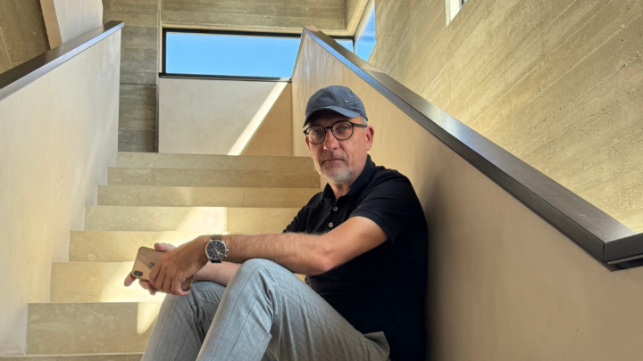 Mann sitzt nachdenklich auf einer Treppe und denkt über die Ursachen von Energieverlust nach.